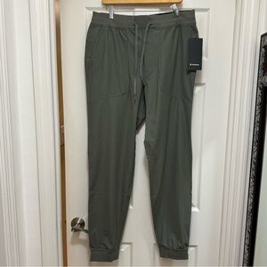 *New* Men’s Lululemon ABC Jogger pants in olive green
